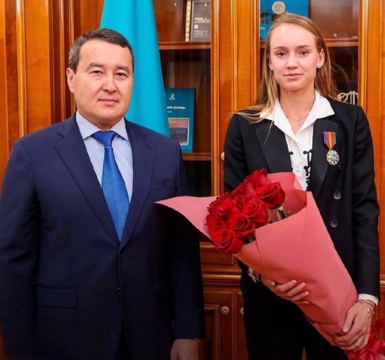 首战中表现 首战中表现